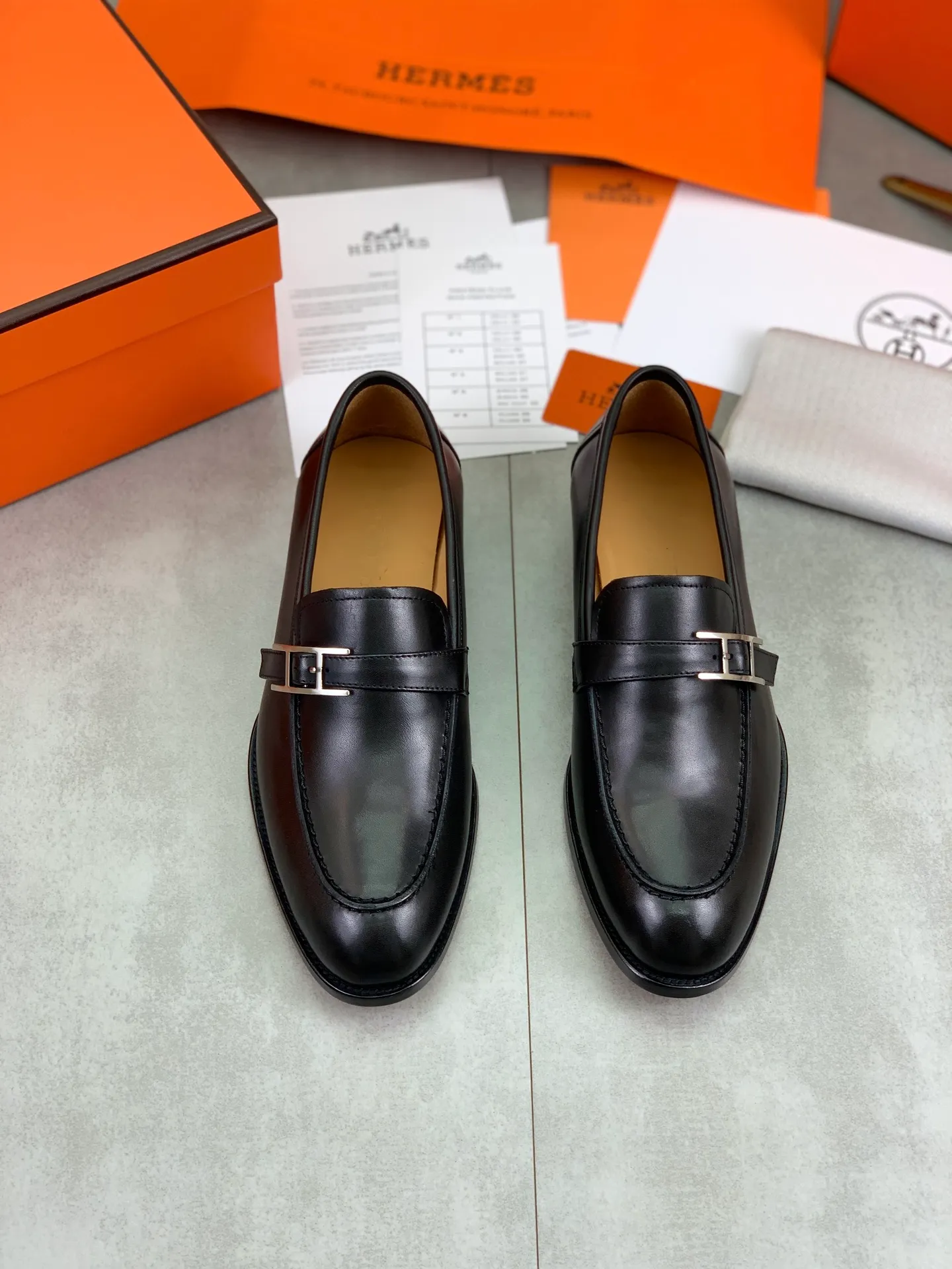 Factory price P980 💰💎💎💎 Original genuine leather outsole Brand: Hermès Grade: Same as the official website Original quality materials: Original soft calfskin Water-dyed cowhide lining Original Italian genuine leather outsole Style categories: Men's fashion Formal casual leather shoes Slip-on men's shoes series Young fashion European and American trends British style Code number: 39-45 (38.46 can be customized)